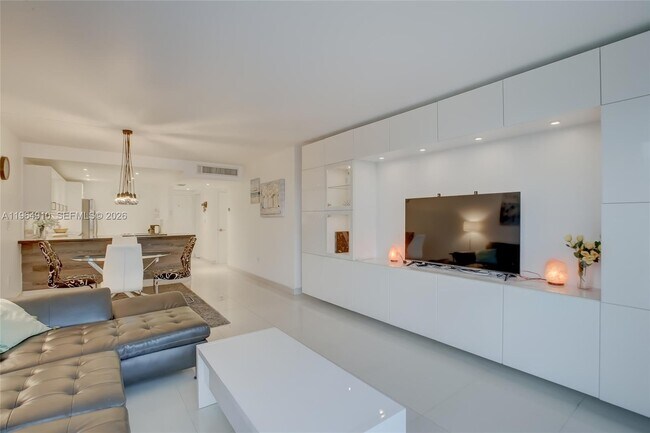 Building Photo - 3375 N Country Club Dr