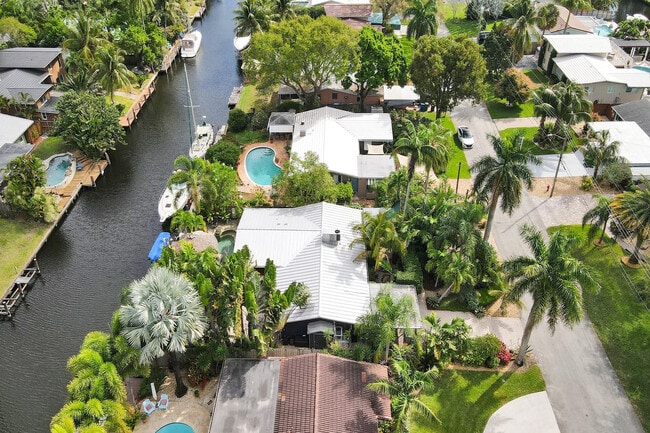 Building Photo - 1613 SW 5th Ct