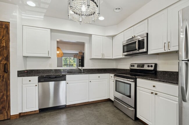 Building Photo - Spacious 3br Townhome with Deck& Patio. Re...