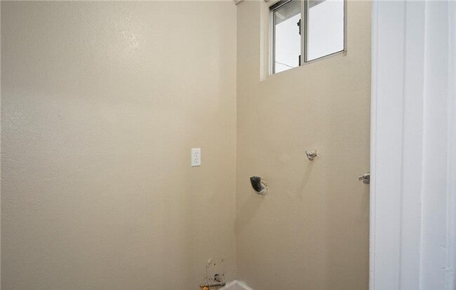 Building Photo - AVAILABLE NOW! LOVELY Remodeled 2 Bedroom ...