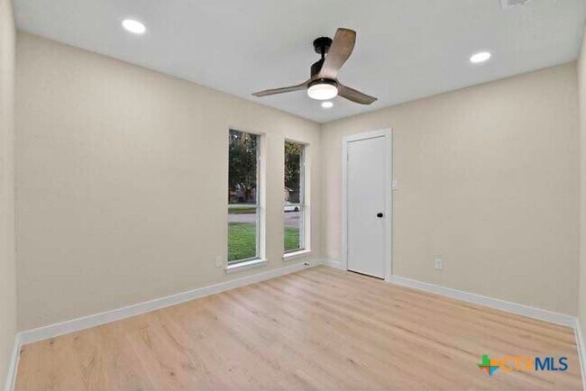 Building Photo - 2326 Aprilmont Dr