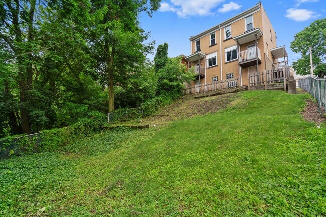 Building Photo - SCORE 1ST MONTH'S RENT FREE IF SIGNED BY AUGUST 7!Convenient 2 Bedroom home in Mt. Washington ava...