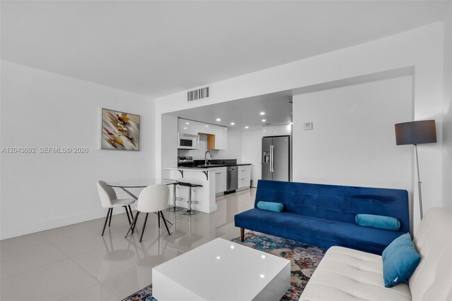Building Photo - 801 Brickell Bay Dr