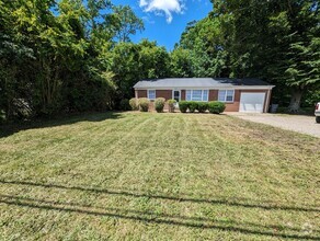 Building Photo - Conveniently located 3 bedroom/2 Bath house