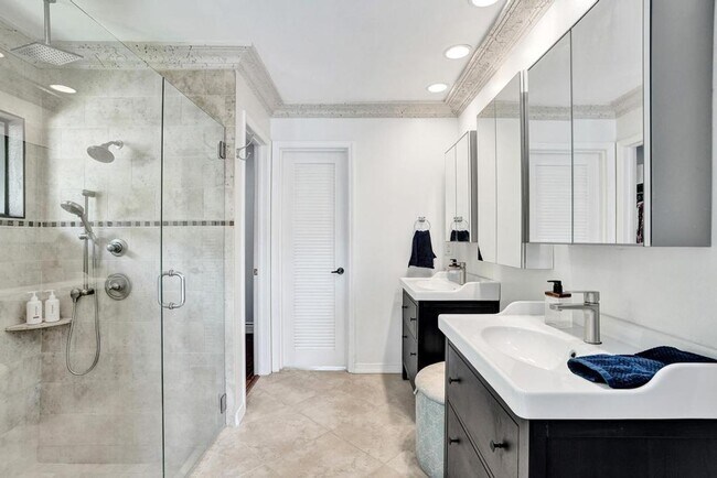Building Photo - Boca Raton Beautifully Updated 4 Bedroom Pool Home