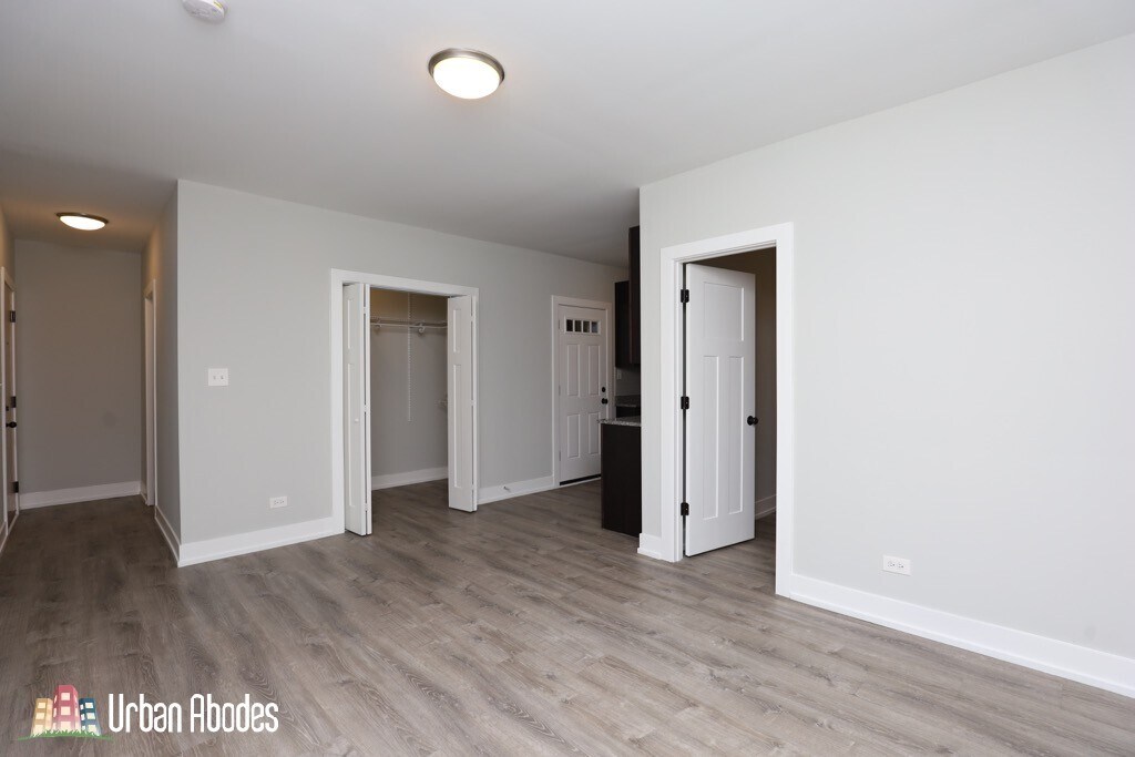 Building Photo - 711 W Brompton Ave