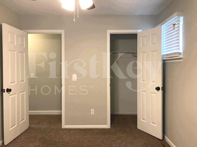 Building Photo - 14805 S Wyandotte Dr