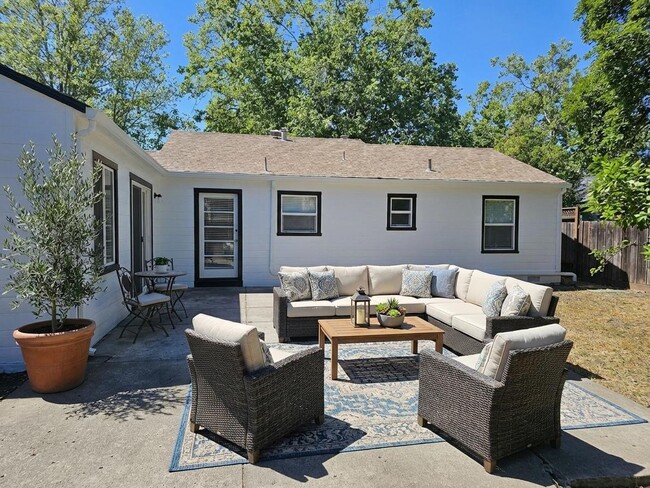 Building Photo - 3 bedroom, 2 bath Concord Home