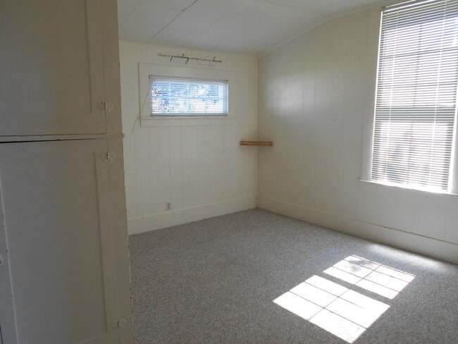 Building Photo - 3 Bedroom, 1 Bathroom Home in Sunnyland! Lawncare included with ample parking