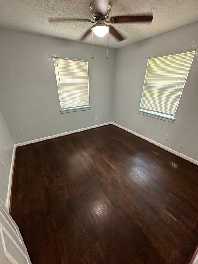 Building Photo - Renovated 3/1 Ready to Move In!