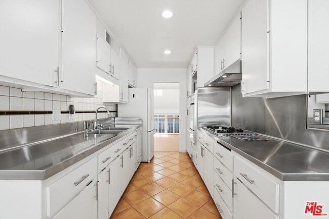 Building Photo - 13326 Maxella Ave