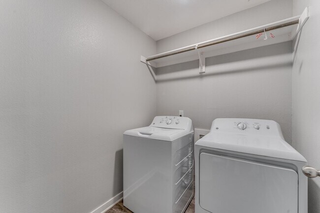 Building Photo - 640 Hidden Springs Dr