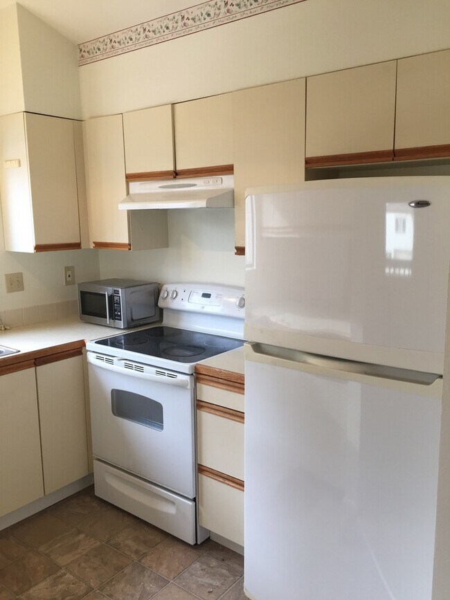 Building Photo - One Bedroom Top Floor Corner Unit Condo