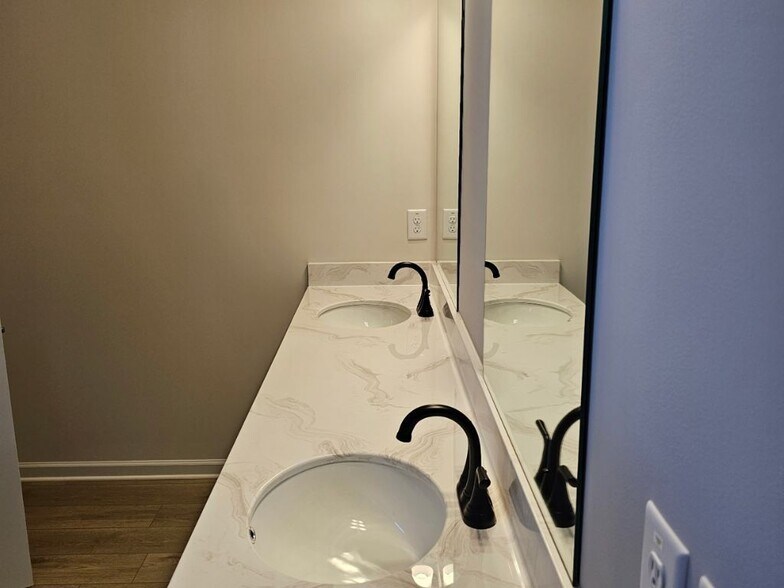 Building Photo - 700 Shetland Trl