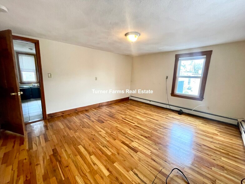 Building Photo - 585 Somerville Ave