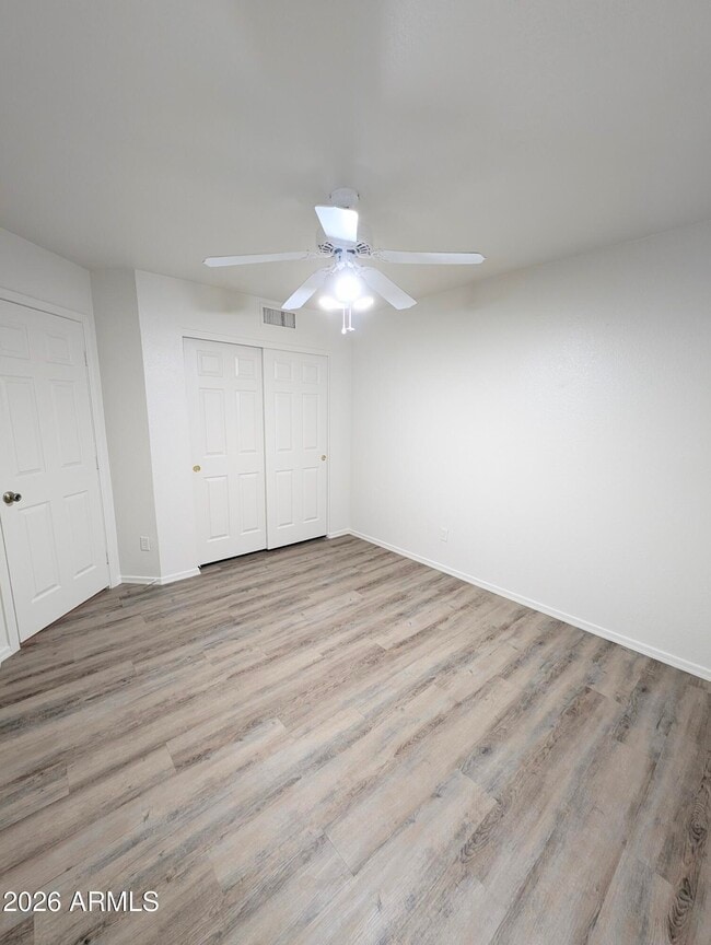 Building Photo - 2325 E Lakecrest Dr