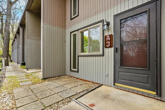 Building Photo - 2 Bedroom 1 Bath Condominium Located in Johnson City, TN