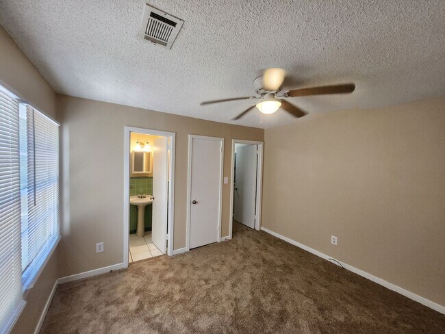 Building Photo - 2427 Young Dr