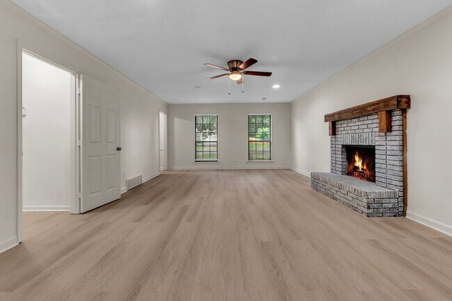 Building Photo - 6503 Evergreen Dr