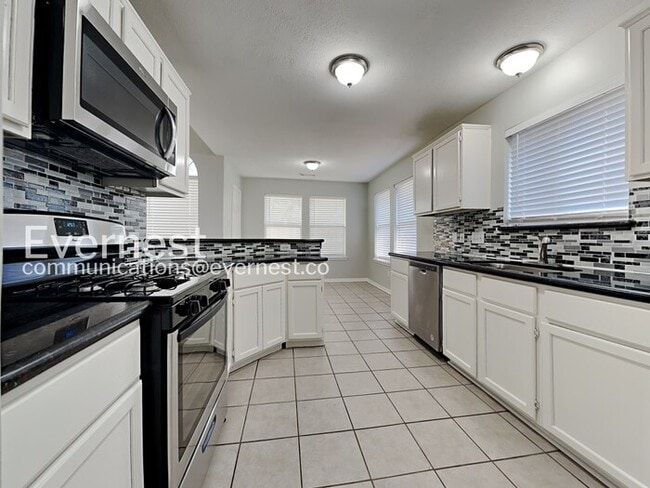 Building Photo - 4 Bed/2 Bath Home with Fenced Yard and Attached Garage / 4 Bed, 2 Bath / Pet-friendly / Available...