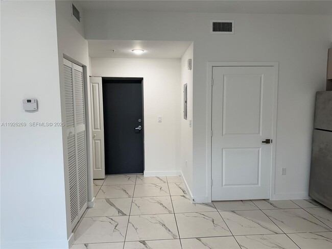 Building Photo - 420 SW 7th Ave