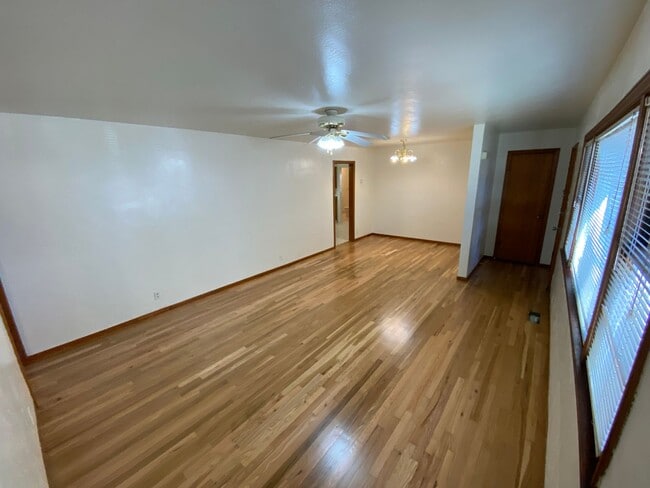Building Photo - Crestview Three Bedroom House with Garage