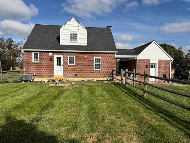 Building Photo - 864 Eden Rd