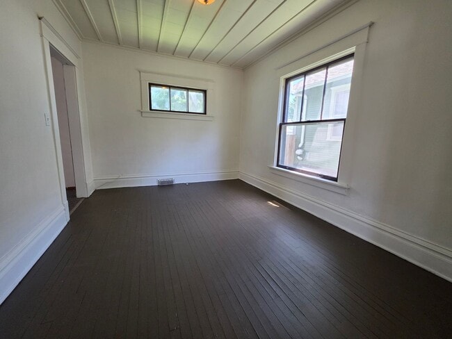Building Photo - Spacious 2 bedroom cottage