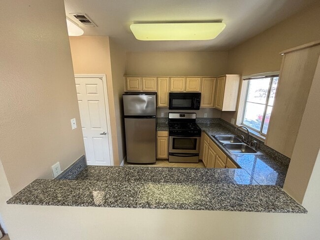 Building Photo - Gorgeous 1Bed/1Bath Condo located in Spanish Palms guard gated community!