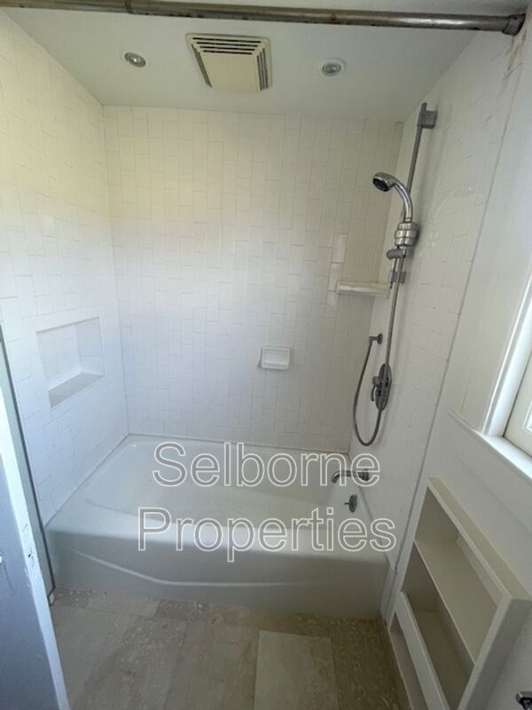 Building Photo - 1424 E 20th St