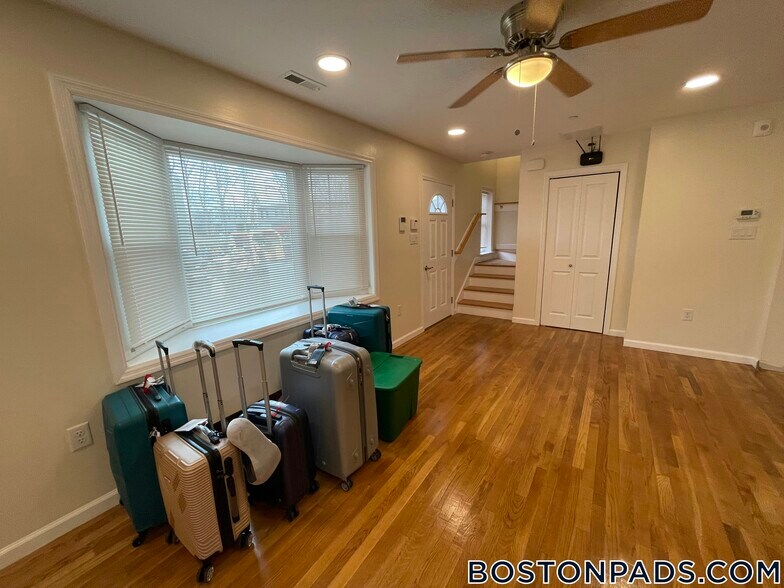 Building Photo - 152 Thornton St