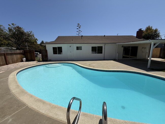 Building Photo - 6204 Avenida Ganso