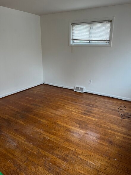 Living Room - 1005 Cedarcroft Rd