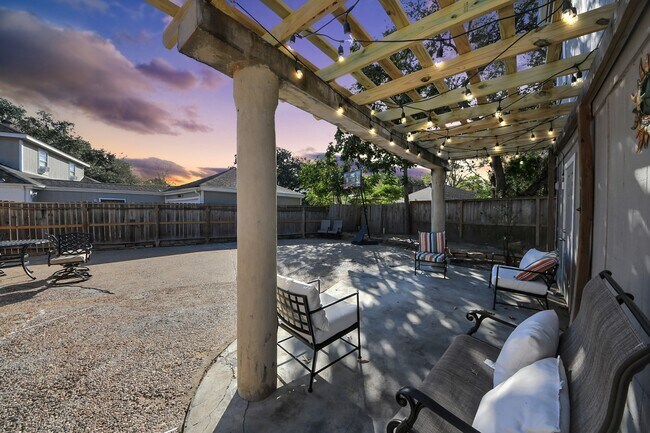 Building Photo - 15715 Creekhaven Dr