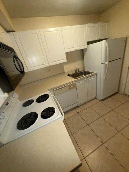 Building Photo - 204 Poinsettia Pine Ct