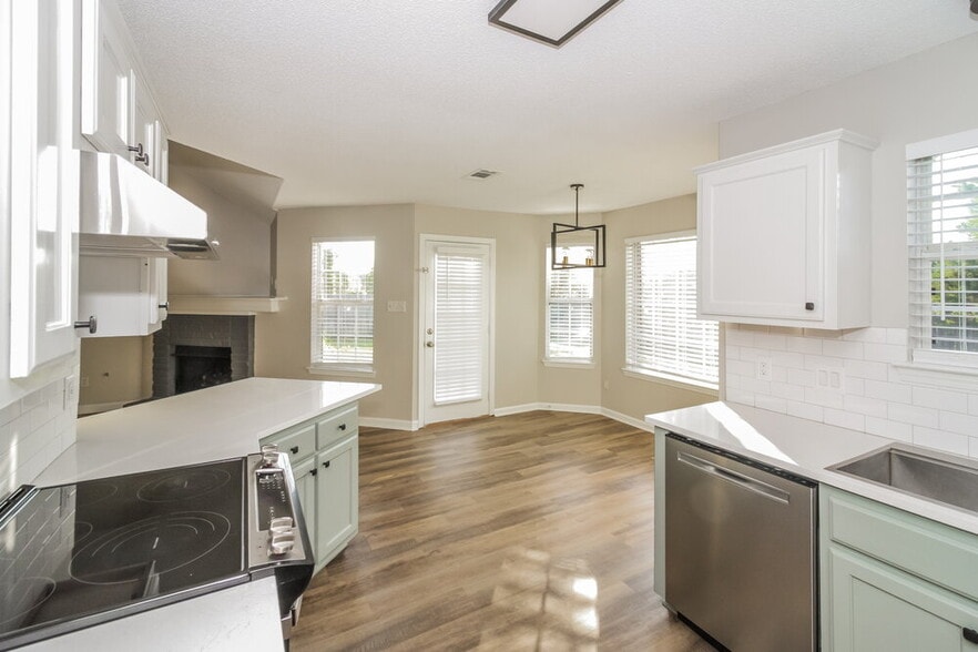 Building Photo - 1125 Red Fern Cir W