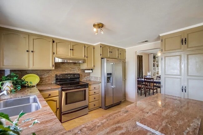 Building Photo - Charming 3 Bed 2 Bath In Spring Valley