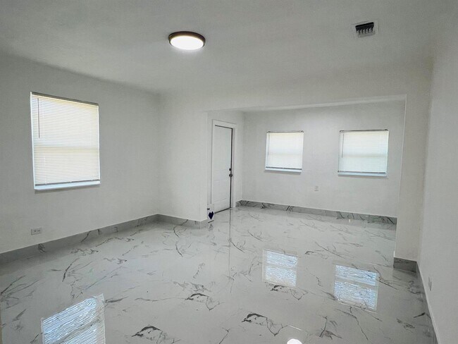 Building Photo - 525 NW 22nd Ave