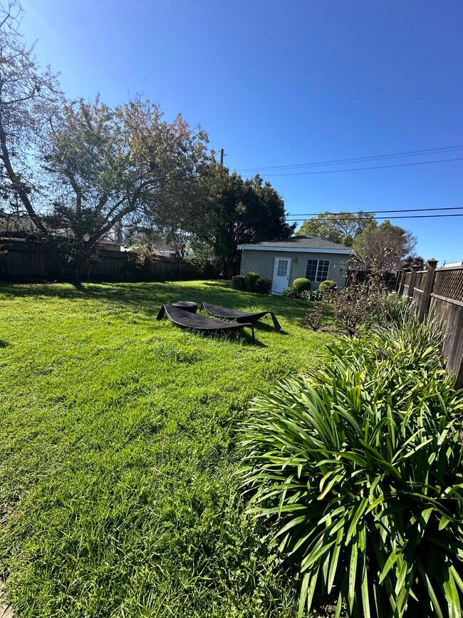 Building Photo - 2303 Amherst Ave