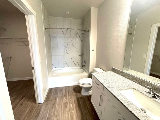 Building Photo - 9219 Vista W Dr