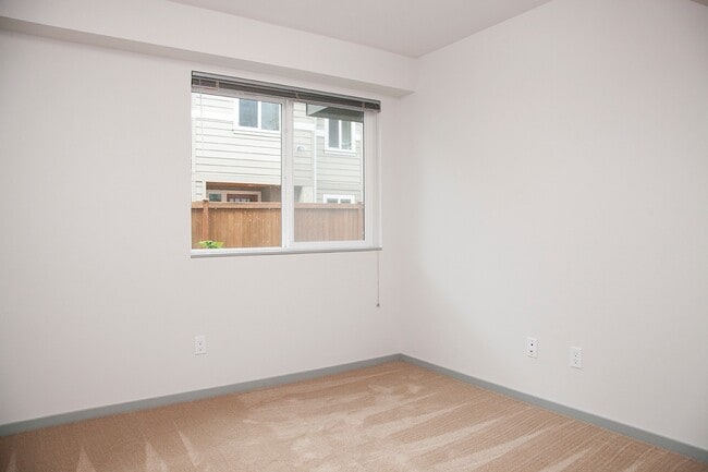 Building Photo - West Seattle Townhouse