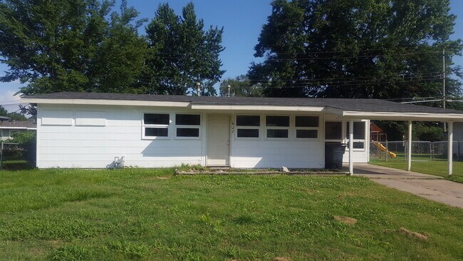 Primary Photo - 422 Lahoma