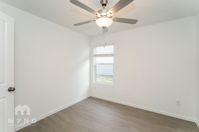 Building Photo - 2732 River Knl Ln