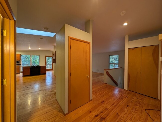 Building Photo - Southworth Hideaway Available Now! Small Pets Okay! 2 Br for Rent!