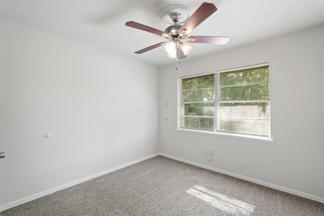 Building Photo - 2206 Hickory Ln