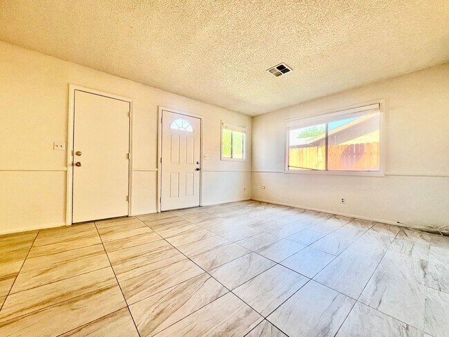 Building Photo - AVAILBLE NOW !!  3-bedroom 2 bath Duplex i...