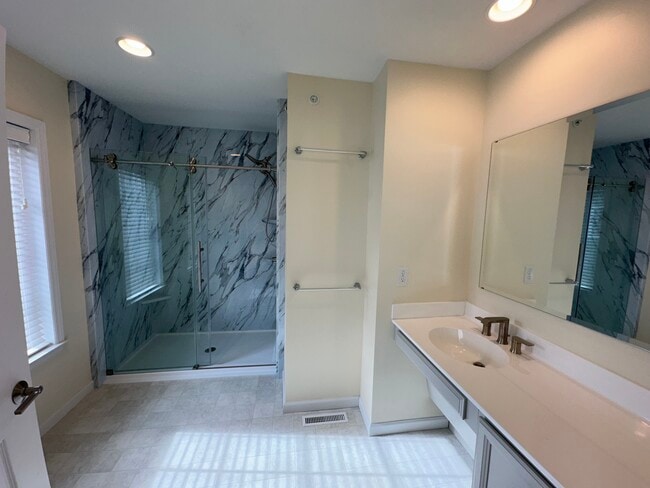 Building Photo - 410 Mayer Pl