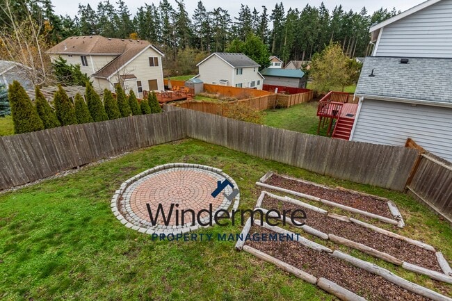 Building Photo - Two story 4 bedroom 2.5 bath Home.