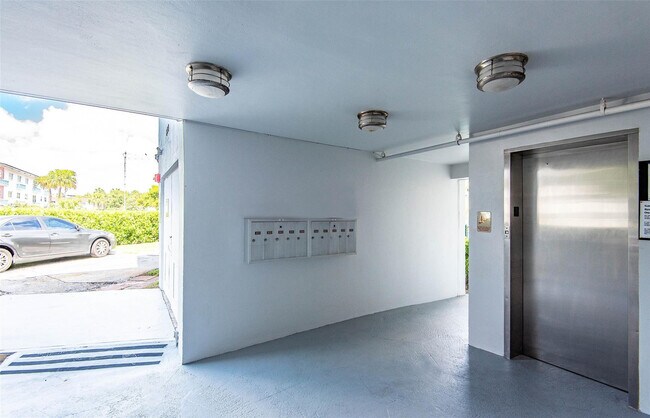 Building Photo - 651 Pine Dr