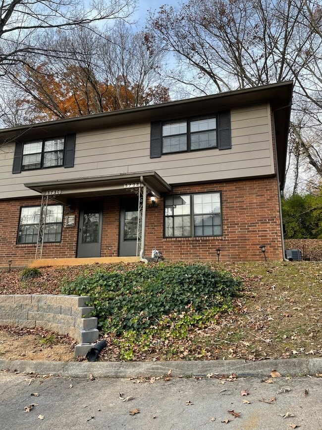 Building Photo - *Knoxville 37912 - 2 bedroom, 2.5 bath townhouse - Call Regina Upshaw (865) 237-2369